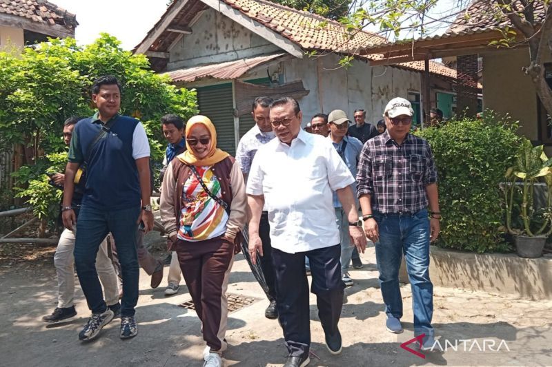 Anggota Wantimpres tinjau daerah aliran sungai di Kota Cirebon