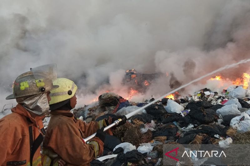 DLH Cirebon catat 300-400 meter persegi lahan TPA Kopi Luhur terbakar