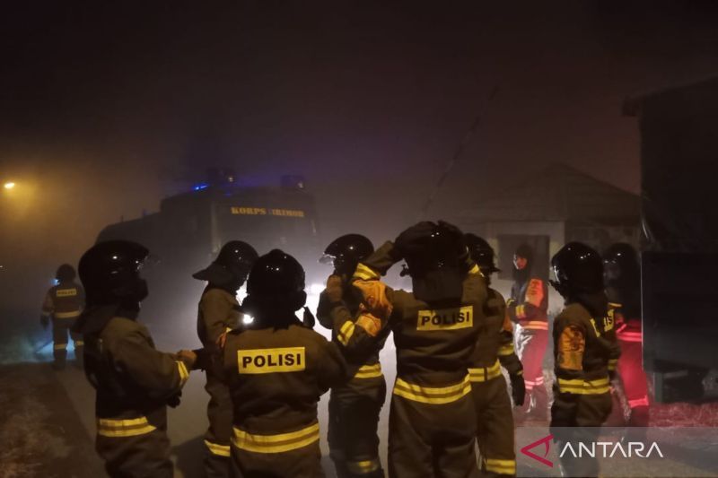 Puluhan polisi diterjunkan bantu padamkan kebakaran di TPA Cirebon