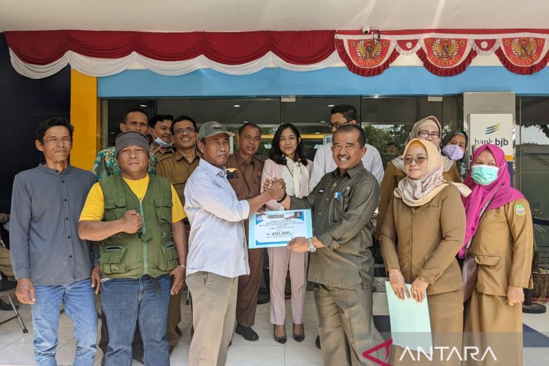 Kabupaten Bekasi salurkan subsidi upah tahap dua bagi ratusan nelayan