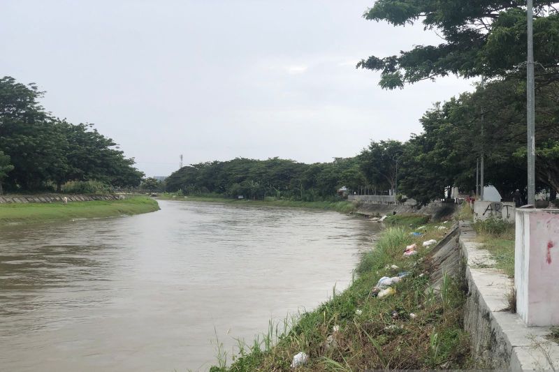 Pinggiran sungai Kota Palu dipenuhi oleh sampah