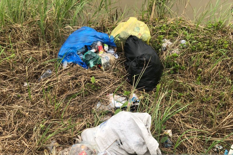 Pinggiran sungai Kota Palu dipenuhi oleh sampah