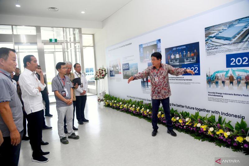 Presiden Jokowi sambangi pabrik baterai milik Hyundai di Karawang