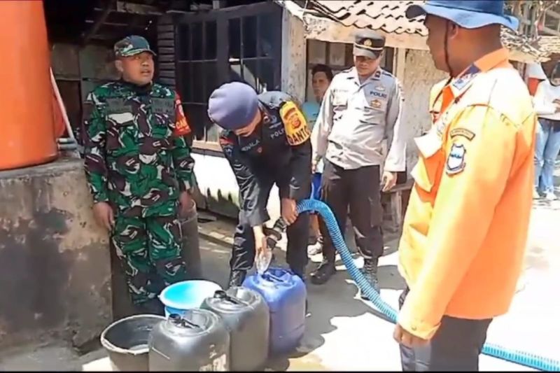 Garut dapat bantuan truk Brimob untuk distribusikan air bersih pada warga