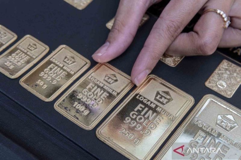 Harga emas Antam Senin pagi turun menjadi Rp1,127 juta per gram