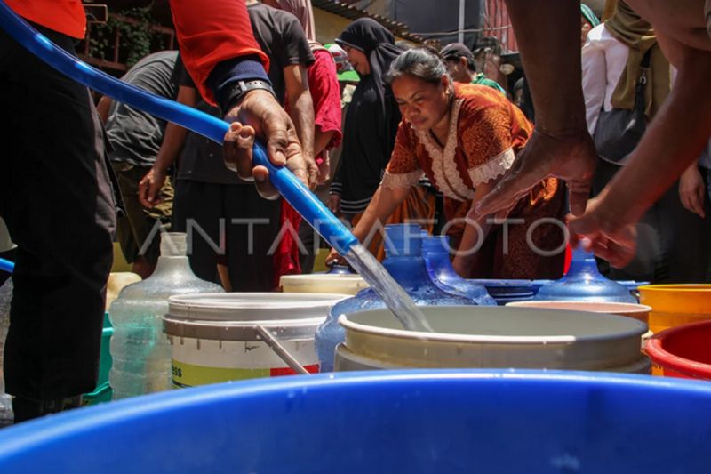 Distribusi bantuan air bersih di Makassar
