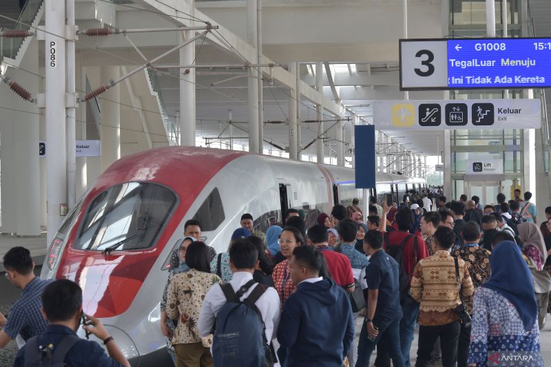 Kereta Cepat Jakarta-Bandung angkut 1.700 penumpang di hari pertama uji coba