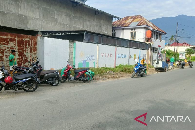 Aksi padat karya bersih-bersih di Jalan Sungai Ogotion Kota Palu