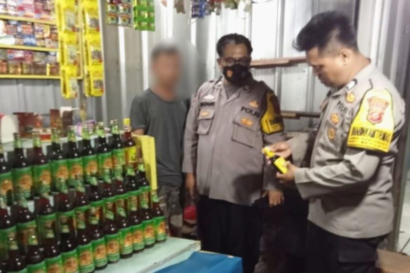 Polisi Karawang razia kios-kios jamu cegah peredaran minuman beralkohol