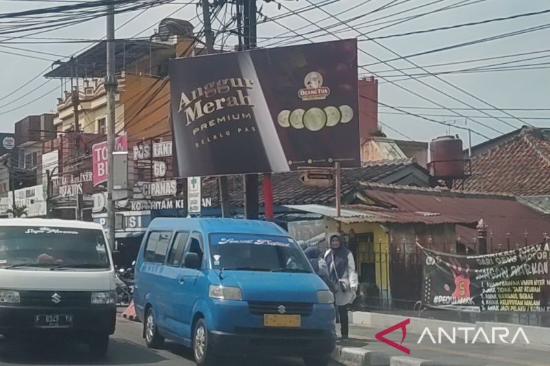 Iklan minuman keras di jalan raya Cipanas tak berizin segera diturunkan