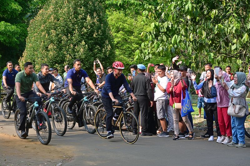 Presiden Jokowi bersepeda keliling Kebun Raya Bogor sambil sapa warga