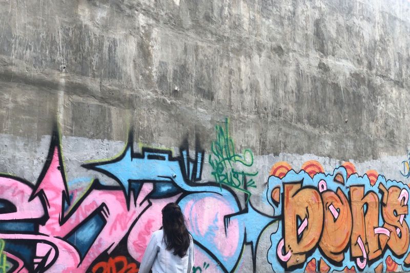 Lukisan grafiti yang menghiasi Jembatan Lalove