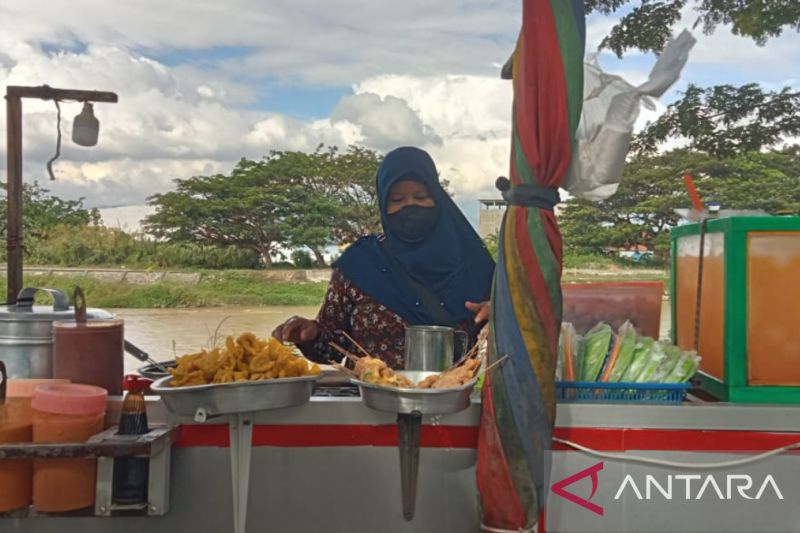 Sensasi Makan Pentol Sambil Menikmati Keindahan Sungai Palu