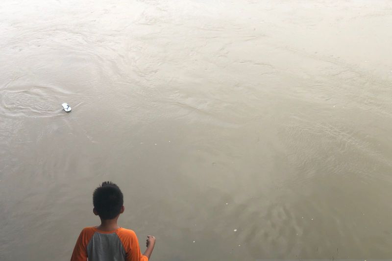 Anak-anak nekad bermain di sekitar Sungai Palu yang diketahui banyak buayanya