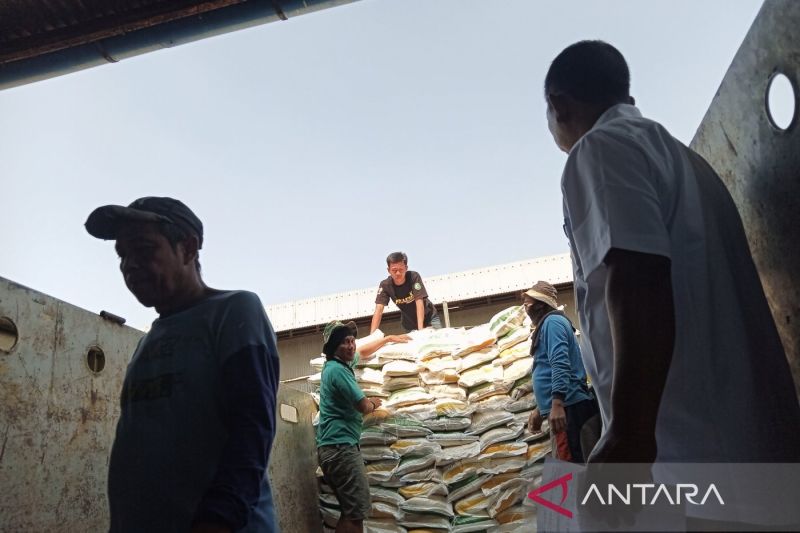 Bulog salurkan bantuan beras untuk 36 ribu KPM di Kota Cirebon