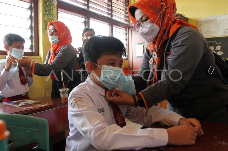 Pembagian masker di Padang