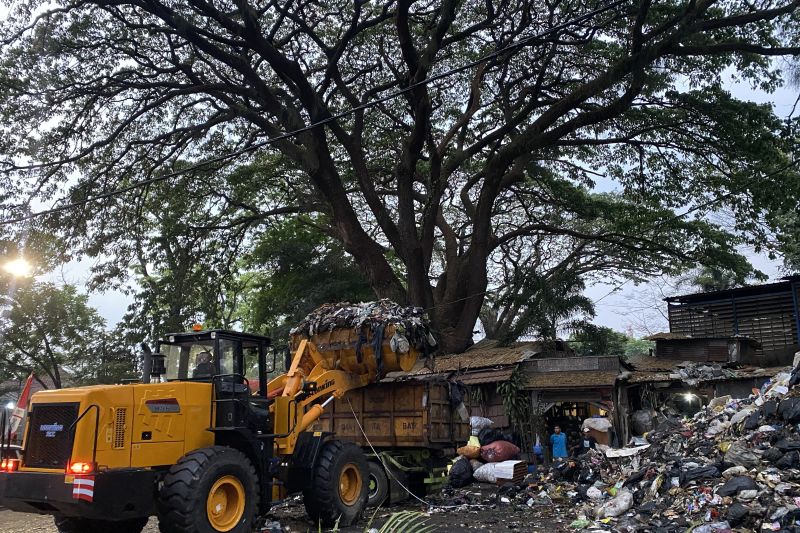 Pemkot Bandung targetkan tumpukan sampah TPS Taman Cibeuying bisa terangkut
