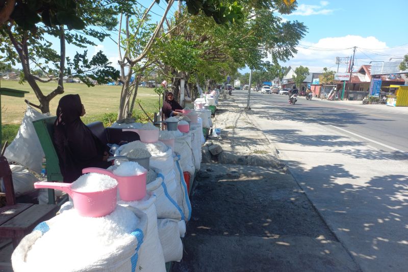 Penjual-penjual Garam Talise yang berjejer disepanjang pinggir Lapangan Abadi Jalan Yos Sudarso