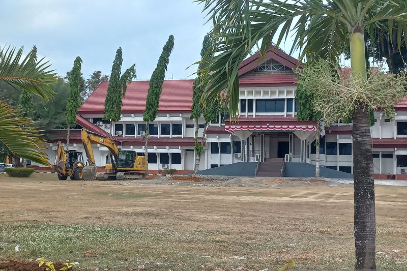 Revitalisasi tiang bendera dan pagar mulai dilakukan di Kantor Wali Kota Palu