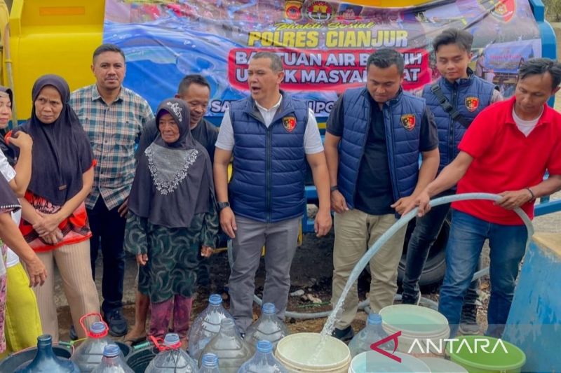 Polres Cianjur distribusikan air bersih untuk warga dengan dua truk tangki