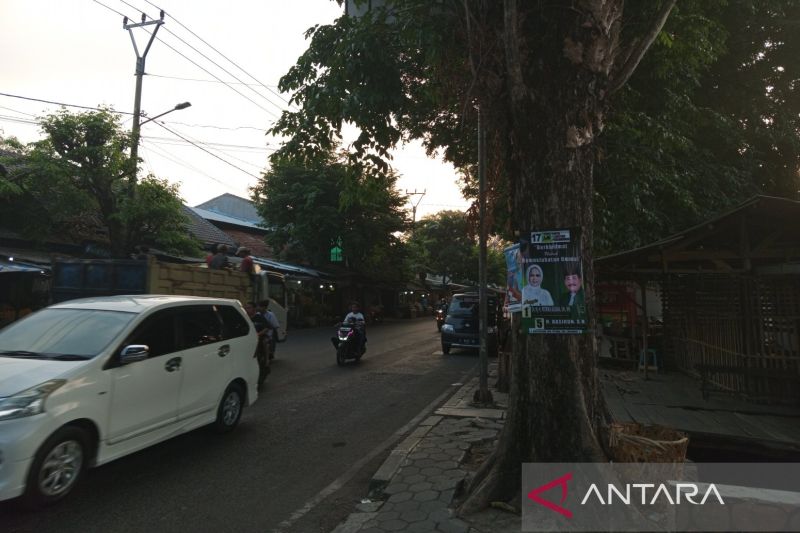 Alat peraga kampanye yang melanggar di Kota Cirebon ditertibkan Senin