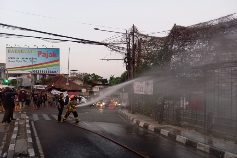 Diskar kirim enam unit damkar padamkan kebakaran lahan kosong di Bandung