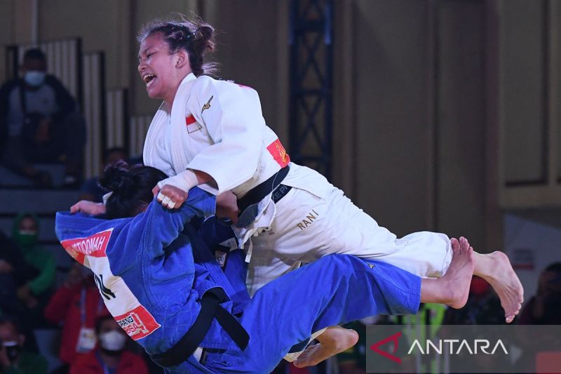 Atlet judo Maharani menjadi pembawa bendera Indonesia pada pembukaan Olimpiade Paris