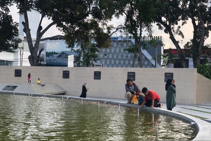 Keindahan kolam ikan di Taman Kota