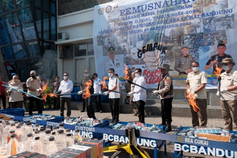 Satpol PP dan Bea Cukai Bandung musnahkan 4 juta batang rokok ilegal