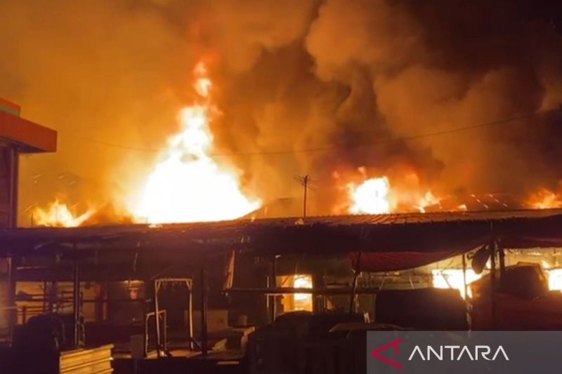 Puluhan kios terbakar di Pasar Leuwiliang Bogor