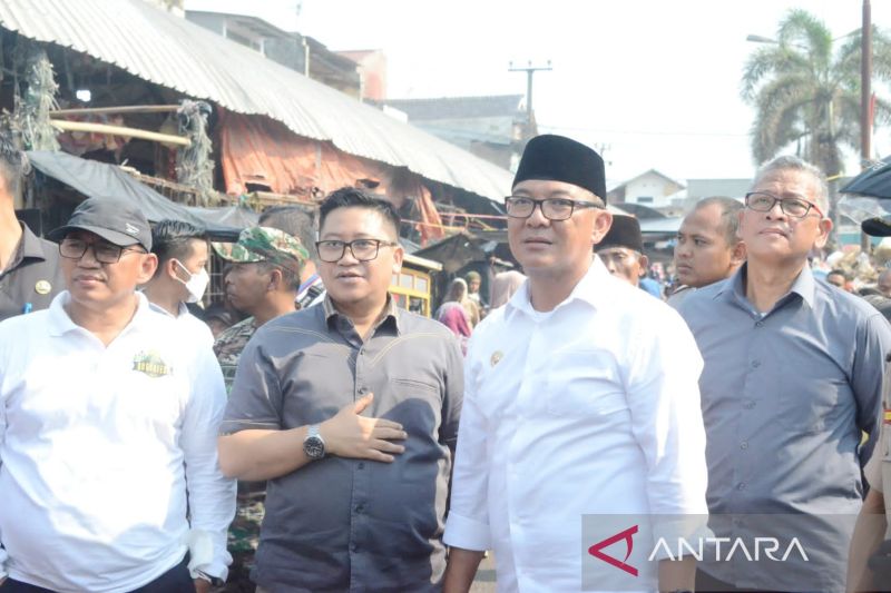 Bupati Bogor berjanji merelokasi lapak pedagang Pasar Leuwiliang ke tempat layak