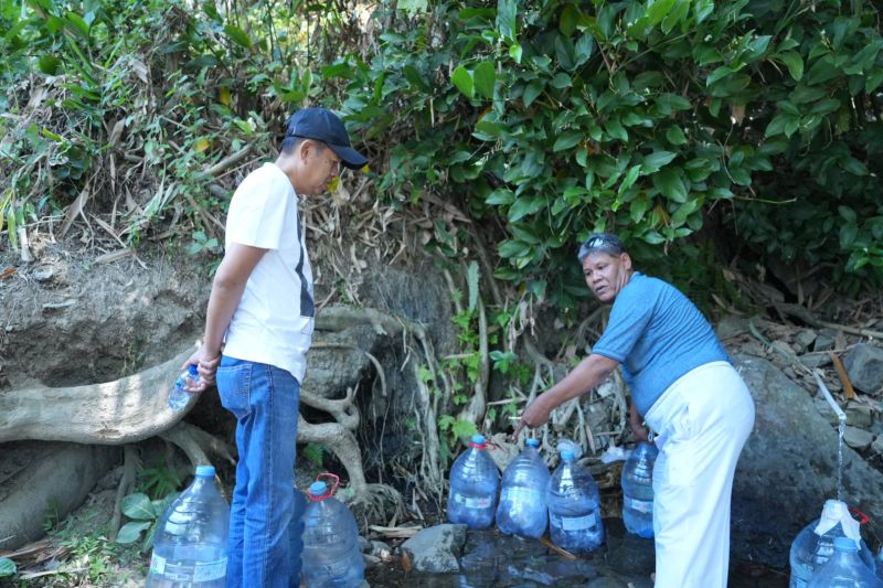 Warga Cibitung mencari air bersih hingga ke kaki gunung Karawang selatan