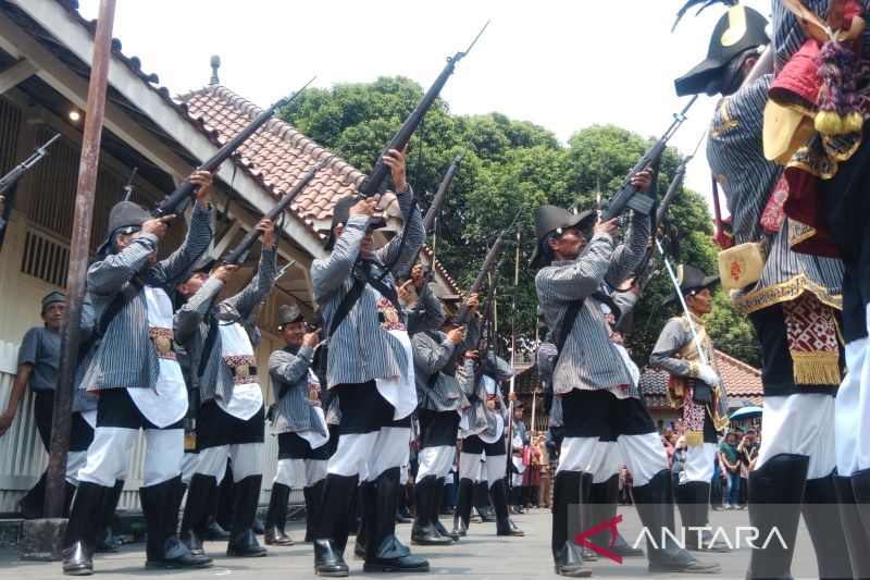 Spektrum - Berbekal ikhlas abdi dalem pertahankan tradisi Keraton Yogyakarta
