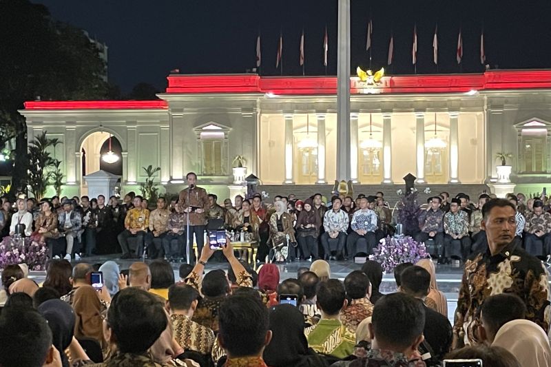 Presiden Jokowi ajak masyarakat Indonesia bangga terhadap batik saat acara istana berbatik