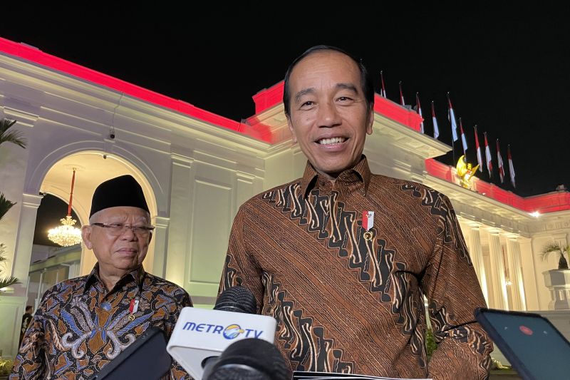 Presiden Jokowi dan menteri kabinet meriahkan istana berbatik