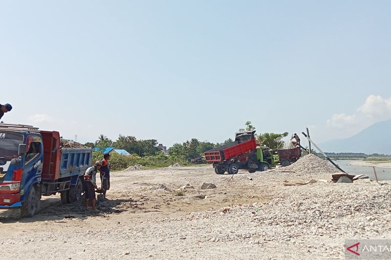 Sungai Palu jadi sumber mata pencaharian bagi penambang pasir