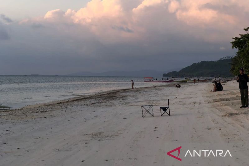 Menikmati indahnya matahari terbenam di Pantai Boneoge