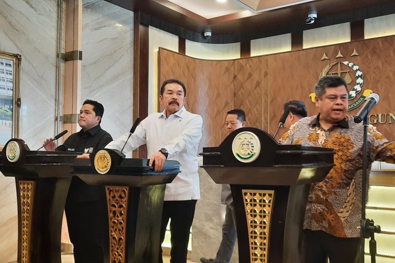 Erick Thohir menyerahkan hasil audit dana pensiun BUMN ke Kejaksaan Agung