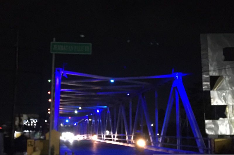 Jembatan III Palu sangat indah di malam hari dengan lampu warna-warninya