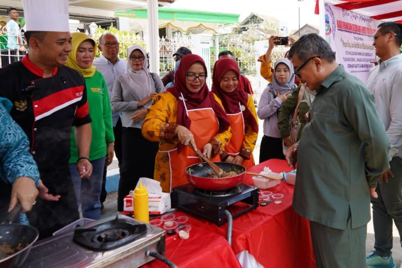 357 paket pangan dibagikan untuk kebutuhan gizi masyarakat Garut