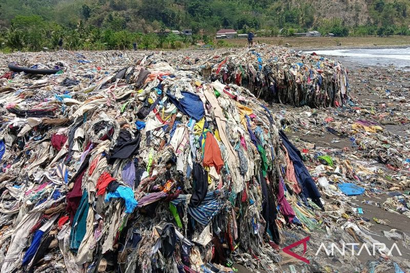 Keberadaan limbah kain di Pantai Cibutun diselidiki polisi