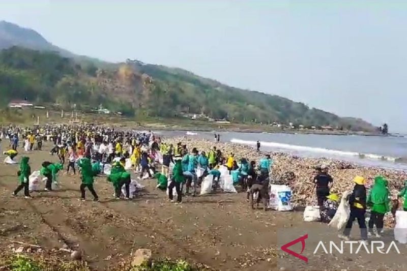 Ribuan warga bersihkan Pantai Cibutun Sukabumi