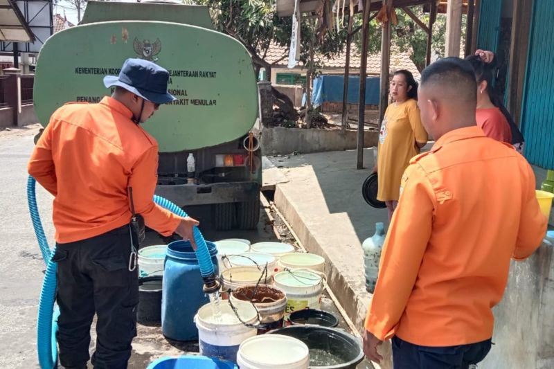 BPBD Garut distribusikan ribuan liter air bersih setiap hari kepada warga