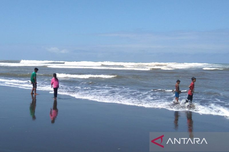 Waspadai gelombang sangat tinggi di laut selatan Jawa Barat-DIY