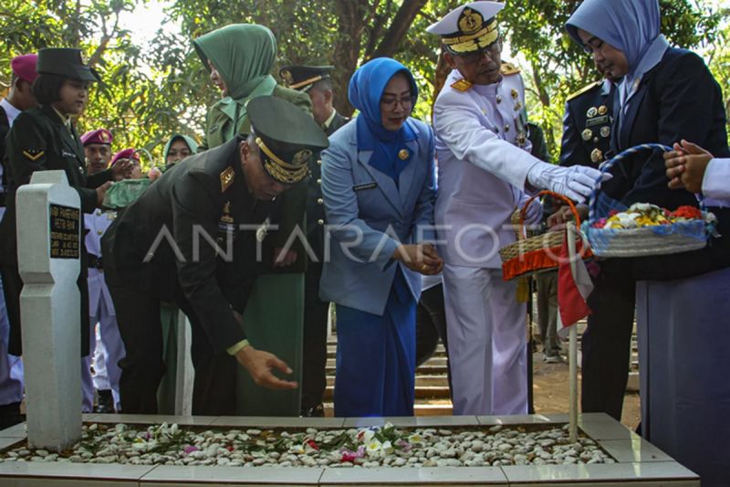Ziarah makam pahlawan memperingati HUT ke-78 TNI