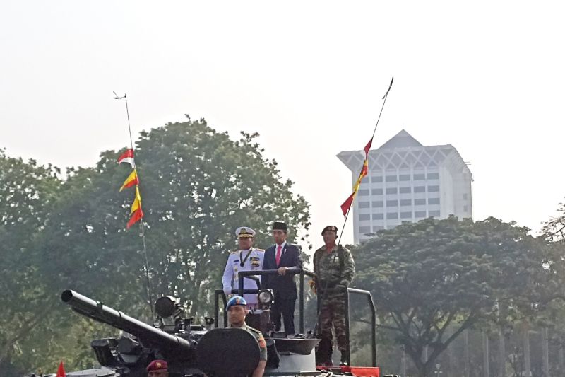 Jokowi naik tank periksa pasukan di HUT ke-78 TNI di Monas