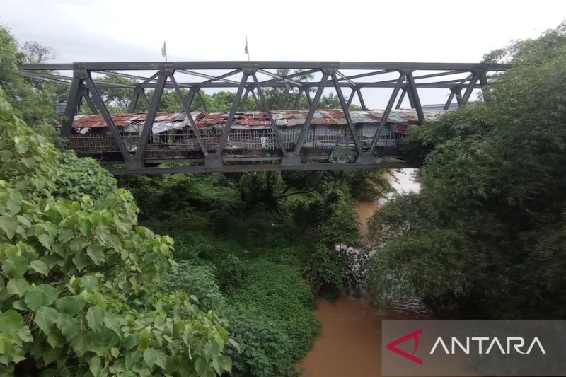 Pemkab Bekasi relokasi 'Omah Buruh' yang berlokasi di atas jembatan