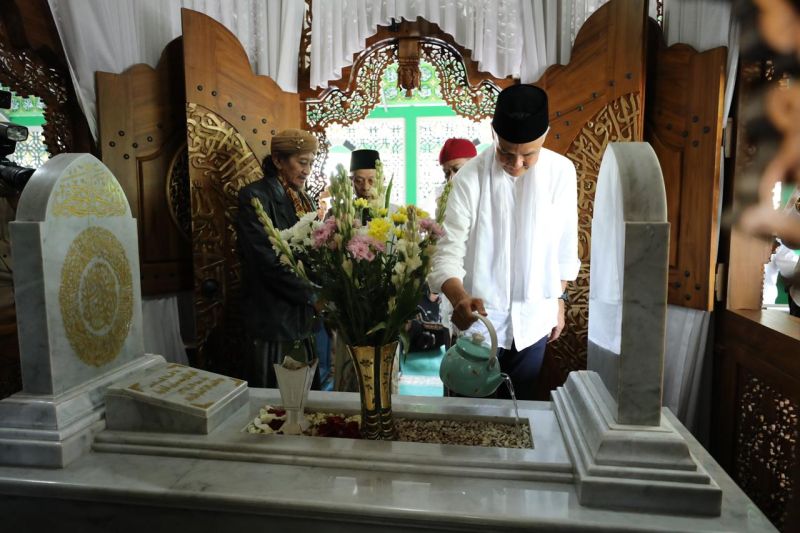 Ganjar Pranowo berziarah ke makam pendiri Ponpes Al-Quran di Ciamis