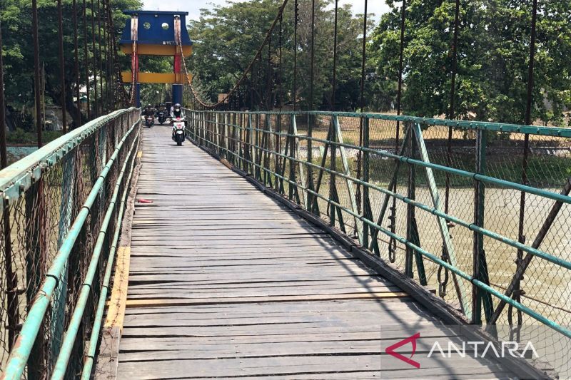 Jembatan Gantung Palu kembali kokoh dengan kayu baru
