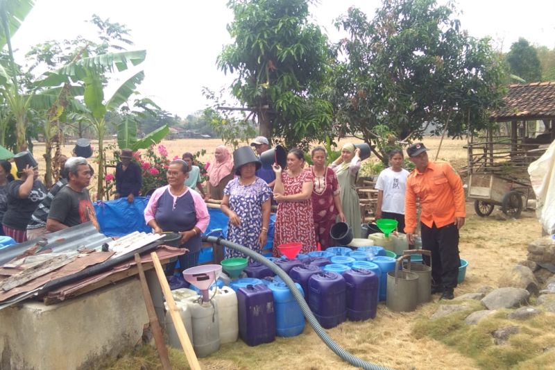 BPBD Kuningan salurkan 273 ribu liter air kepada warga terdampak kekeringan